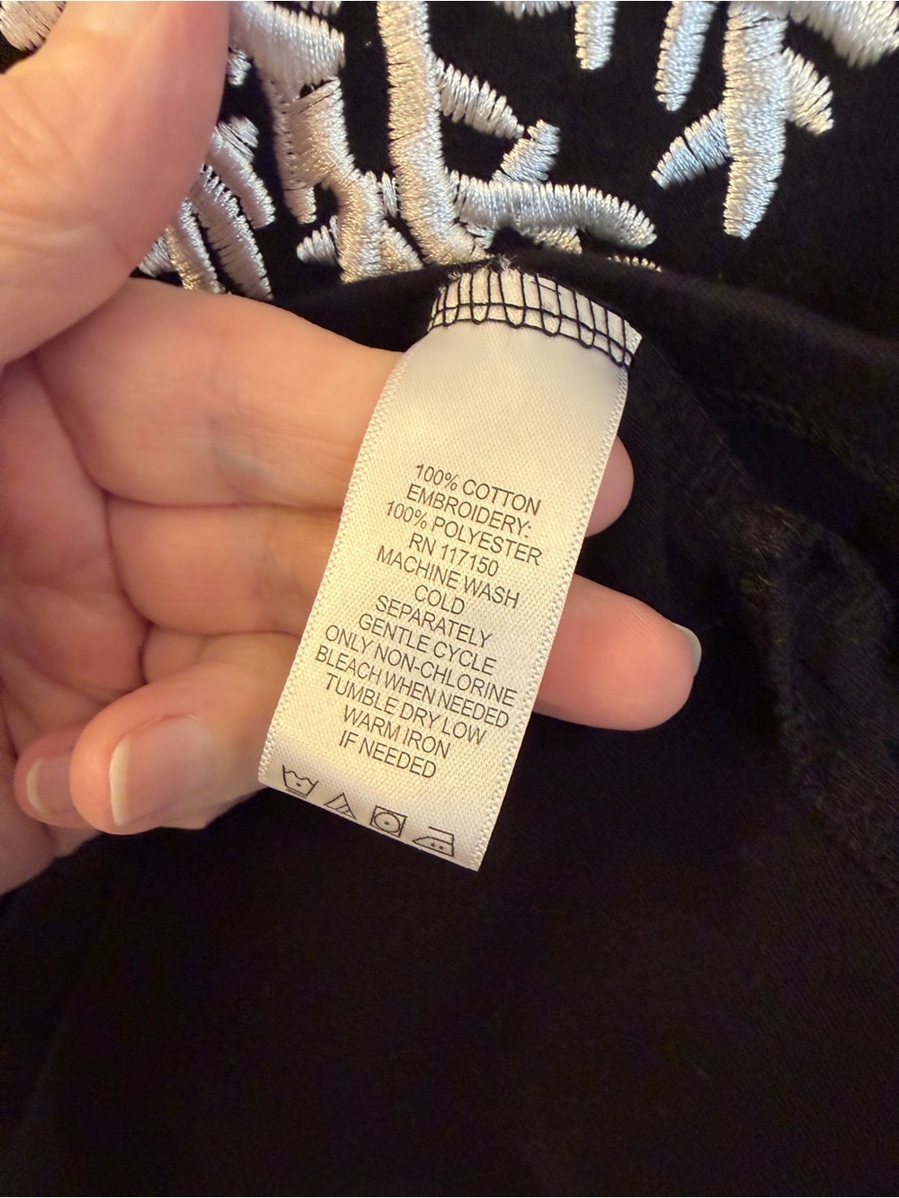 Quacker Factory Black Tunic top featuring white coral embroidery Sz Lg - Picture 3 of 5
